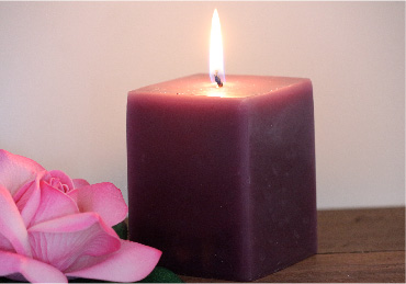 Vela decorativa de color morado