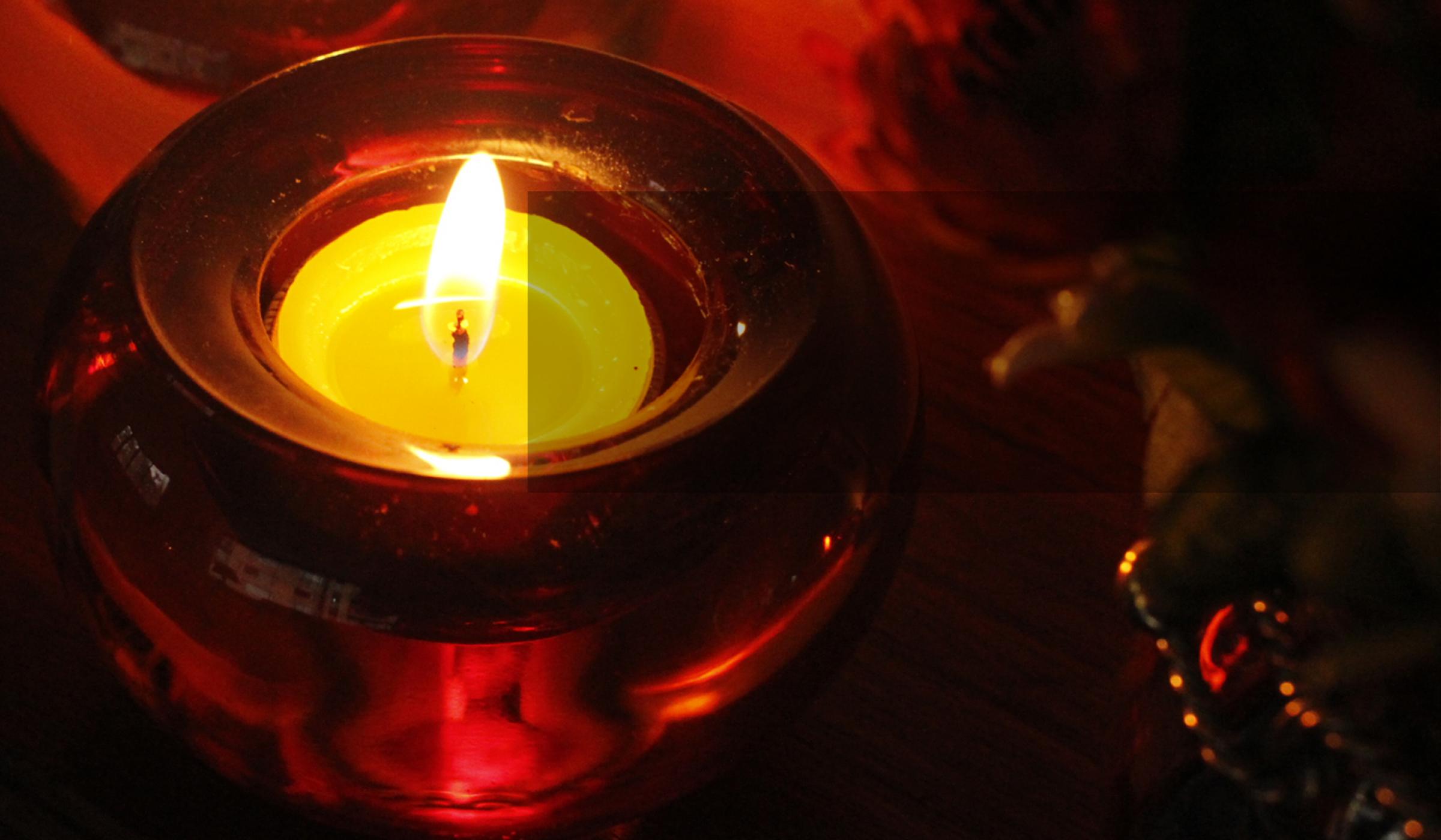 Vela en fondo oscuro